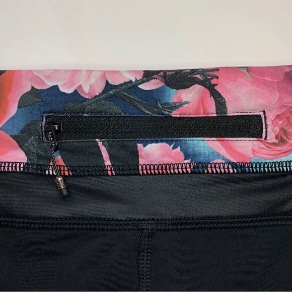 Lululemon Chase Me Crop II in Black / Secret Garden - Picture 8 of 10